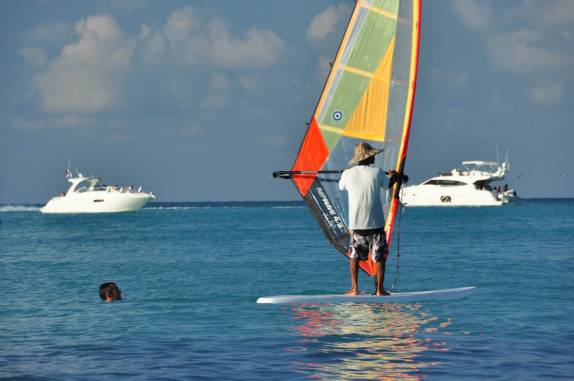 Observando wind surf wm Isla Mujeres, no litoral sul do México, do lado do Caribe